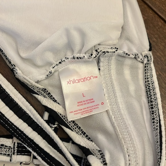 Black and white bikini - Picture 9 of 10